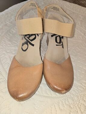 OTBT Women's Tan Ankle-Strap Mules